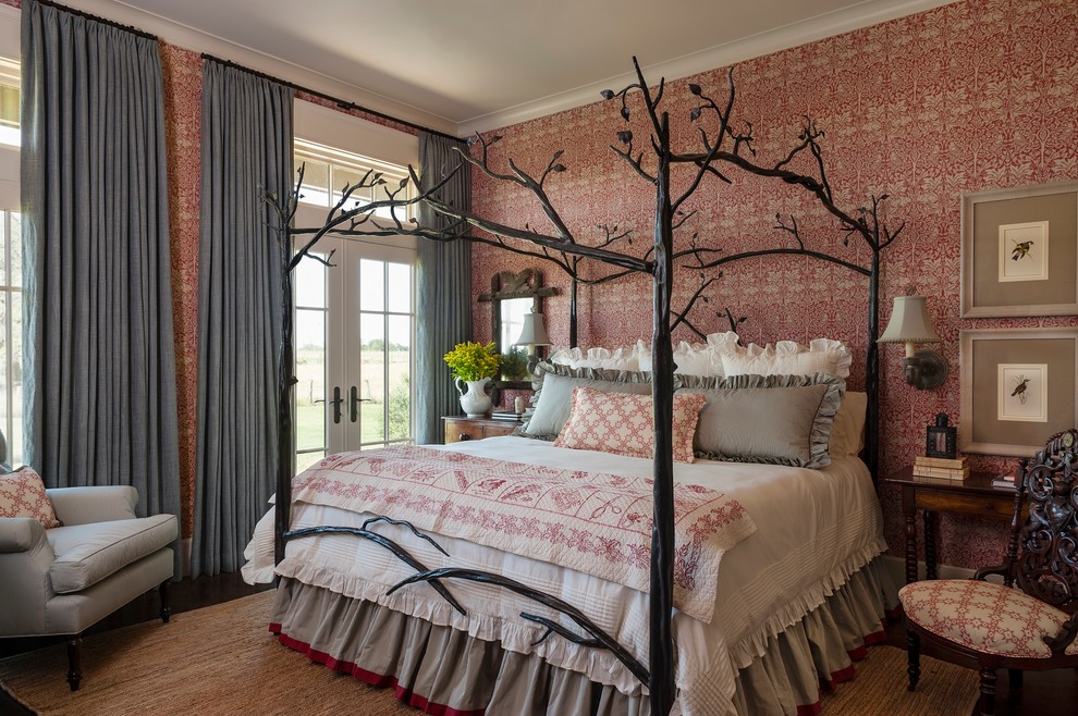 Пример оригинального дизайна: хозяйская спальня в классическом стиле с разноцветными стенами и темным паркетным полом без камина