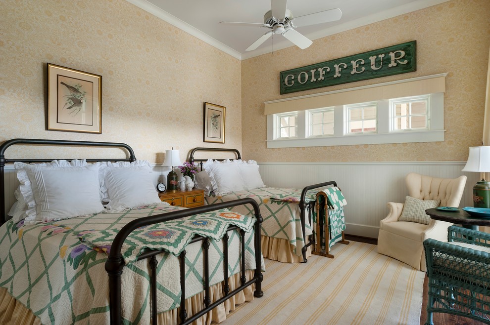 Imagen de dormitorio campestre con paredes beige y suelo de madera oscura