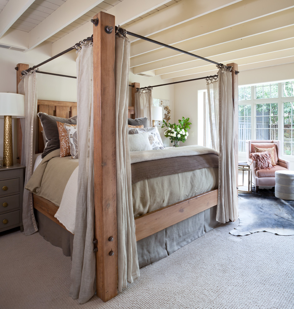 На фото: спальня в стиле кантри с бежевыми стенами и ковровым покрытием с