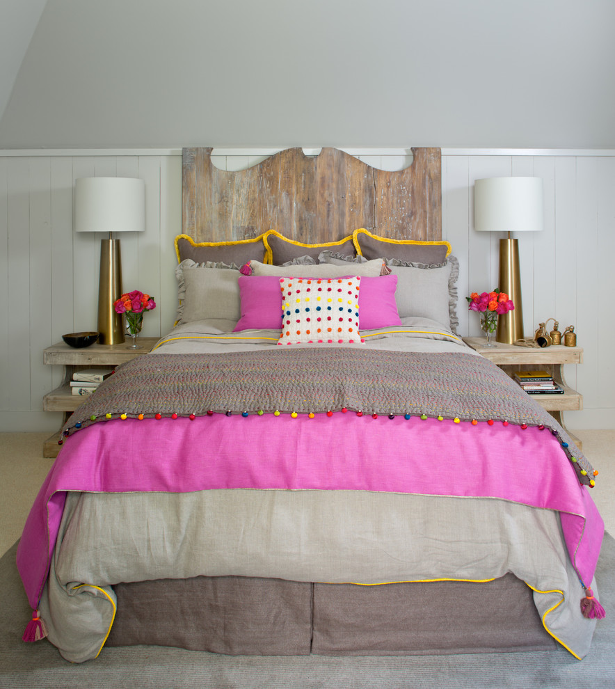 Immagine di una camera da letto country con pareti bianche e moquette
