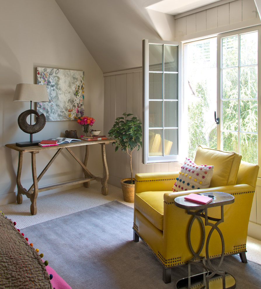 Diseño de dormitorio principal de estilo de casa de campo con paredes beige y moqueta