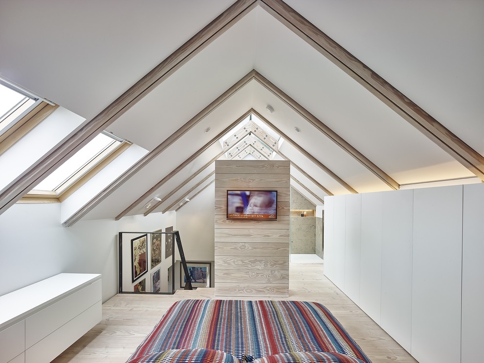 Landhausstil Schlafzimmer mit weißer Wandfarbe und hellem Holzboden in Sonstige