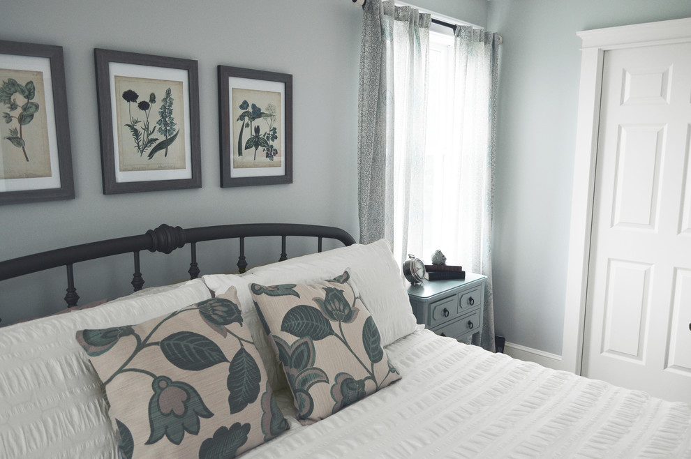 Ejemplo de dormitorio principal campestre de tamaño medio con paredes azules y suelo de madera clara