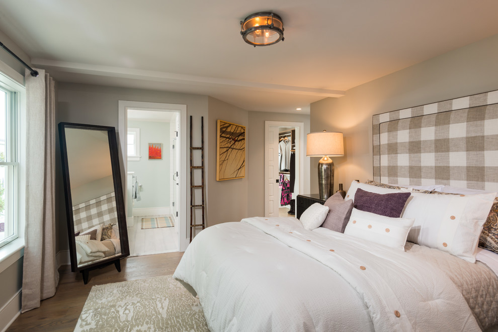 Country Hauptschlafzimmer mit beiger Wandfarbe, braunem Holzboden und braunem Boden in Sonstige