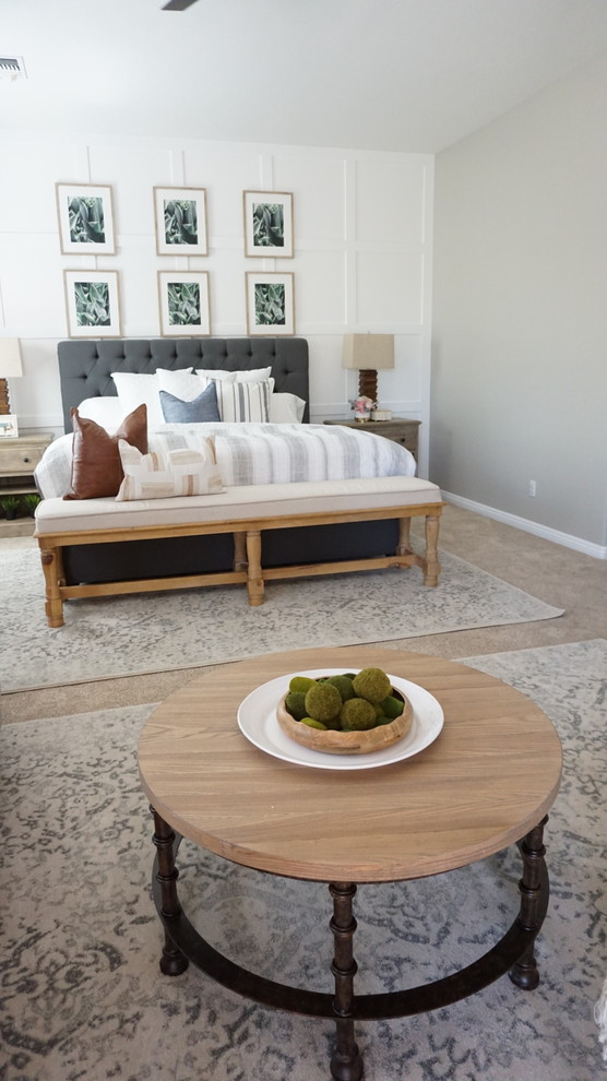 Imagen de dormitorio principal de estilo de casa de campo de tamaño medio con paredes grises, moqueta y suelo beige