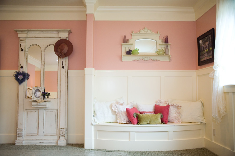 Foto de habitación de invitados campestre grande con paredes rosas y moqueta
