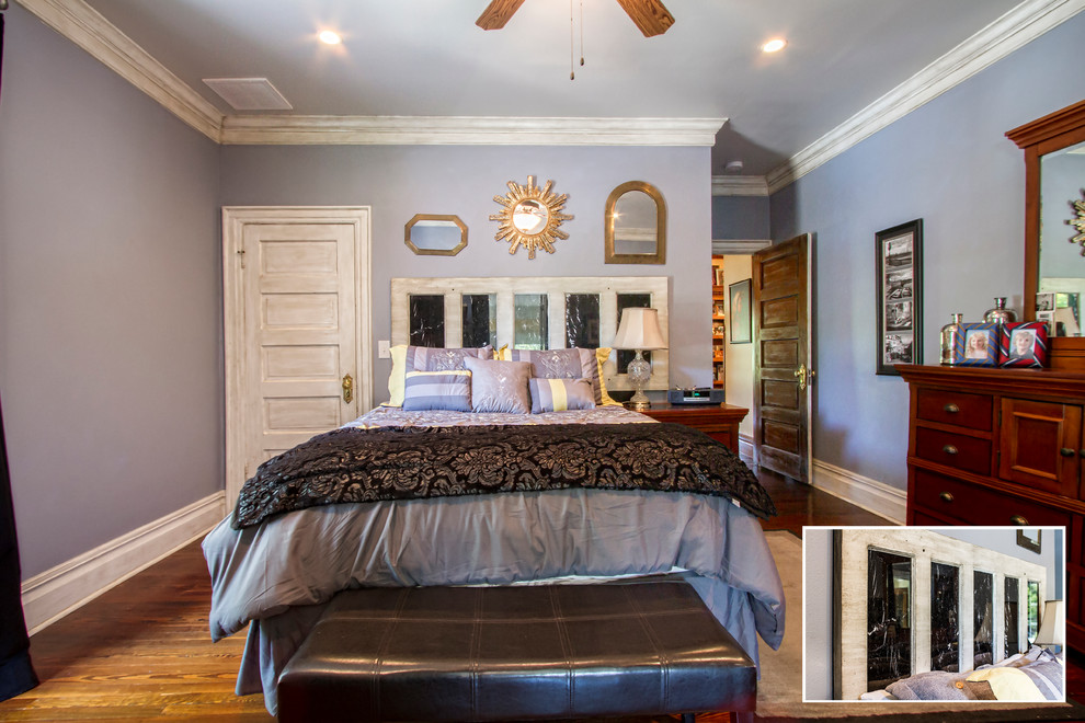 Diseño de habitación de invitados de estilo de casa de campo de tamaño medio con suelo de madera en tonos medios, paredes púrpuras y suelo marrón