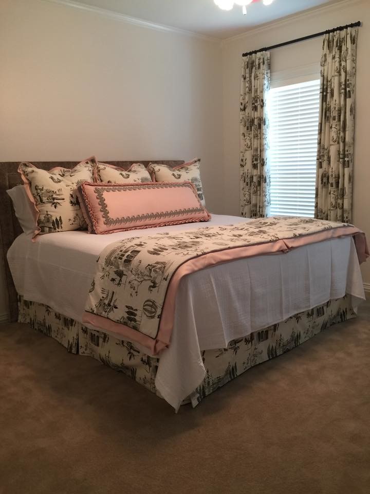 На фото: маленькая гостевая спальня (комната для гостей) в стиле кантри с белыми стенами и ковровым покрытием без камина для на участке и в саду с