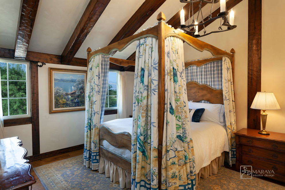 Imagen de habitación de invitados de estilo de casa de campo de tamaño medio con paredes beige, suelo de madera en tonos medios y suelo marrón