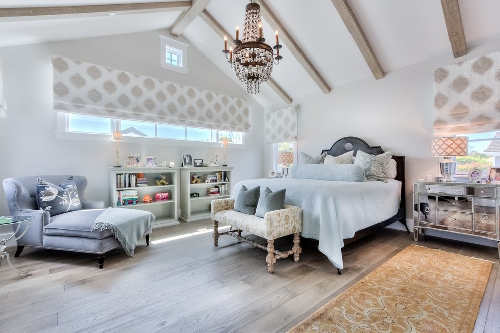 Diseño de dormitorio de estilo de casa de campo con paredes blancas y suelo de madera clara