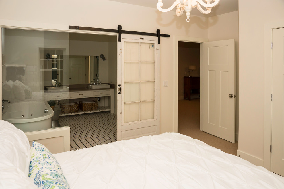 Свежая идея для дизайна: хозяйская спальня среднего размера в стиле кантри с белыми стенами, ковровым покрытием и бежевым полом без камина - отличное фото интерьера