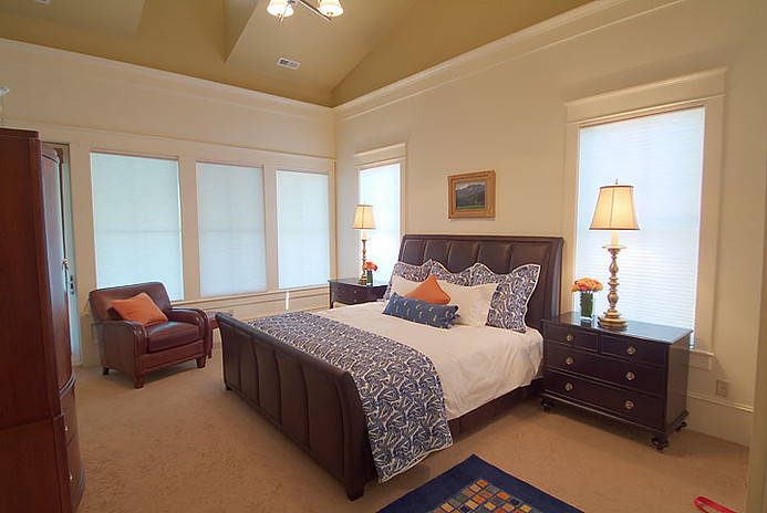 Imagen de habitación de invitados de estilo de casa de campo de tamaño medio sin chimenea con paredes blancas, moqueta y suelo beige