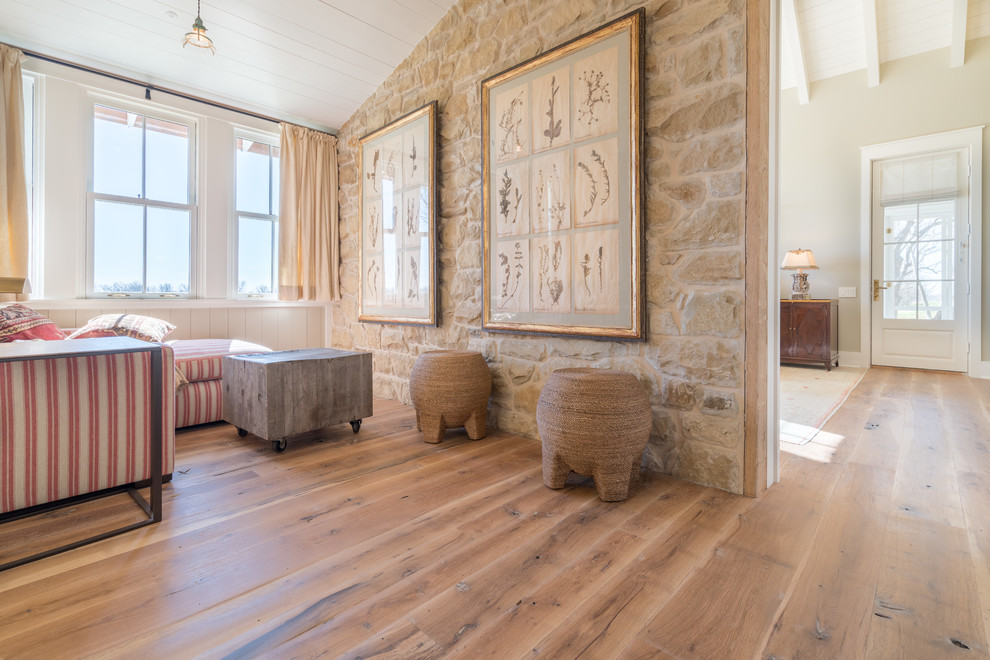 Country Schlafzimmer mit braunem Holzboden in Austin