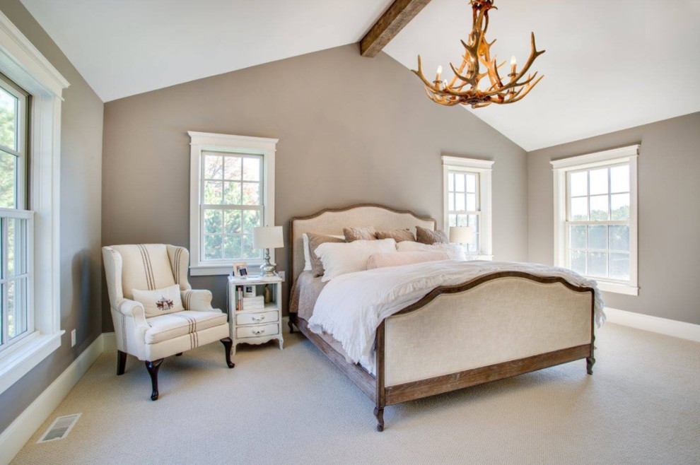 Источник вдохновения для домашнего уюта: большая хозяйская спальня в стиле кантри с серыми стенами и ковровым покрытием без камина