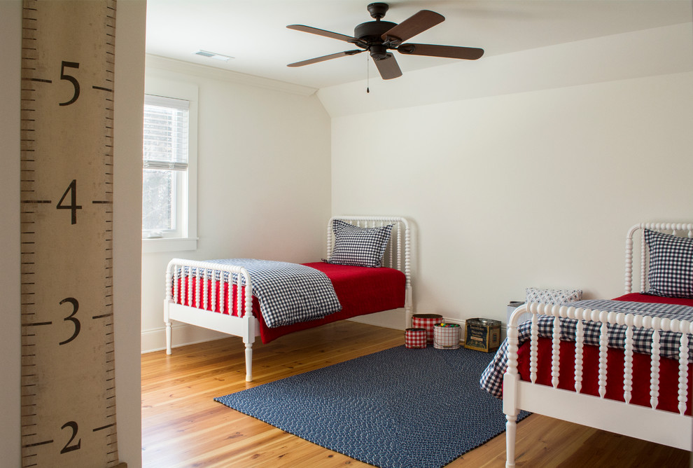 Свежая идея для дизайна: гостевая спальня среднего размера, (комната для гостей) в стиле кантри с белыми стенами, паркетным полом среднего тона и коричневым полом - отличное фото интерьера