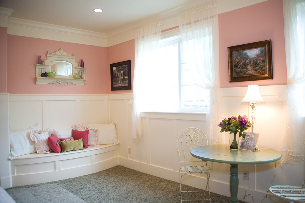 На фото: большая гостевая спальня (комната для гостей) в стиле кантри с розовыми стенами и ковровым покрытием с