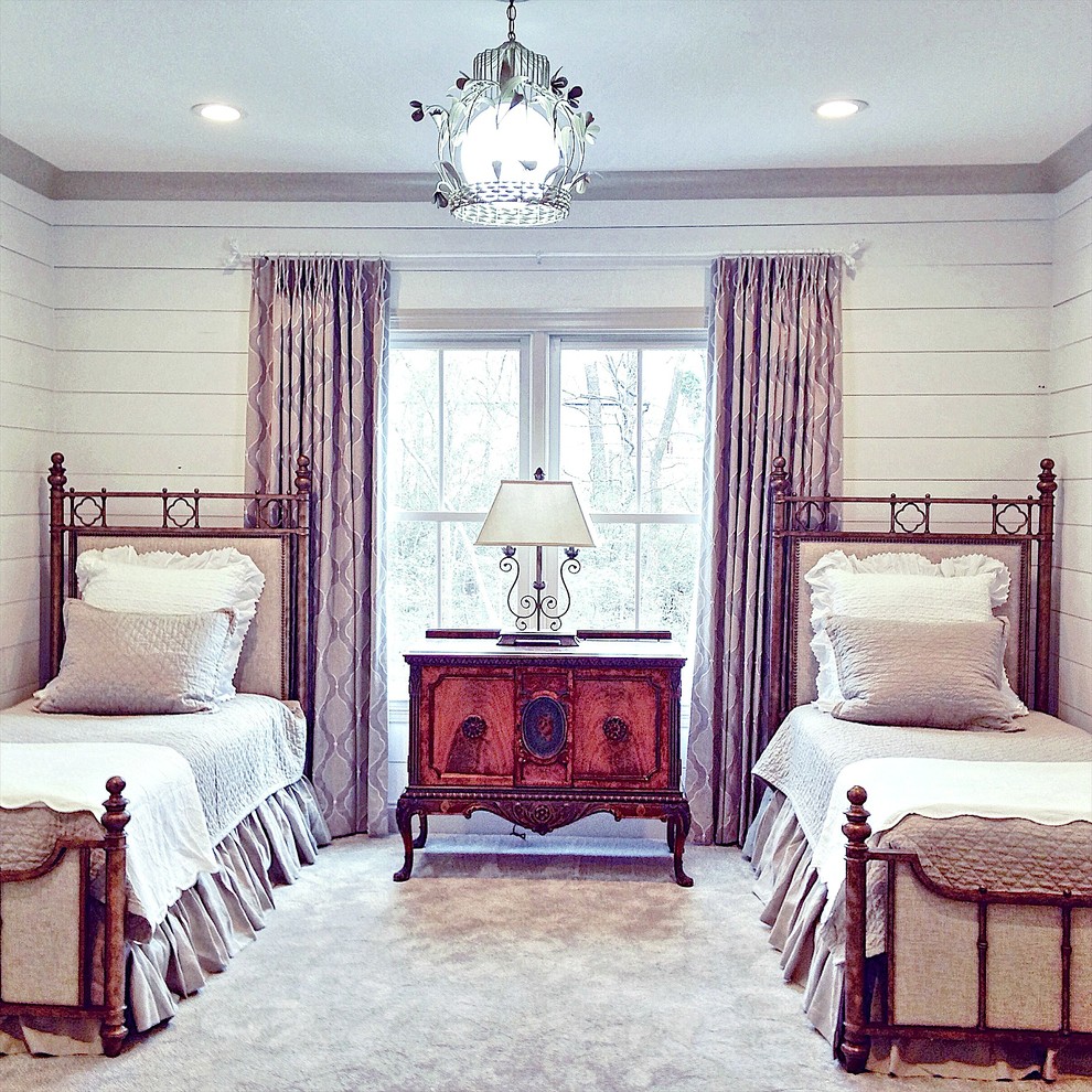 Ejemplo de habitación de invitados campestre con paredes blancas, moqueta y suelo beige