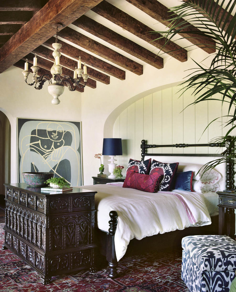 Пример оригинального дизайна: большая хозяйская спальня: освещение в средиземноморском стиле с белыми стенами, ковровым покрытием и разноцветным полом
