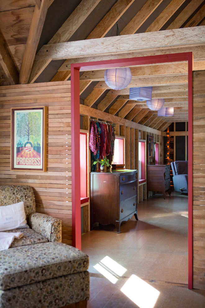 Exempel på ett mellanstort lantligt sovrum, med korkgolv