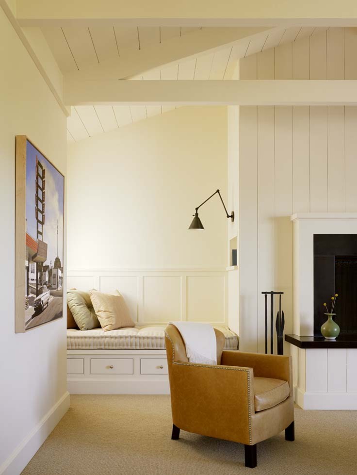Cette photo montre une chambre nature de taille moyenne avec un mur blanc, une cheminée standard, un manteau de cheminée en carrelage et un sol beige.