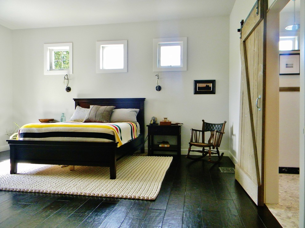 На фото: хозяйская спальня среднего размера в стиле кантри с белыми стенами и темным паркетным полом с