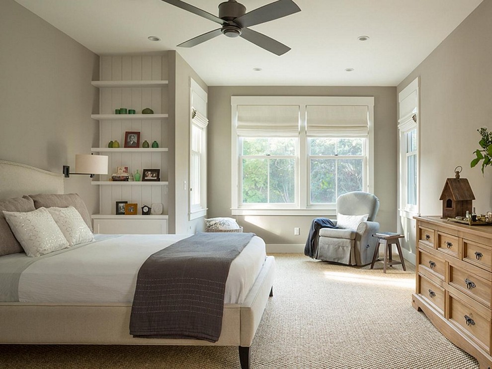 Imagen de habitación de invitados de estilo de casa de campo de tamaño medio con paredes grises y moqueta