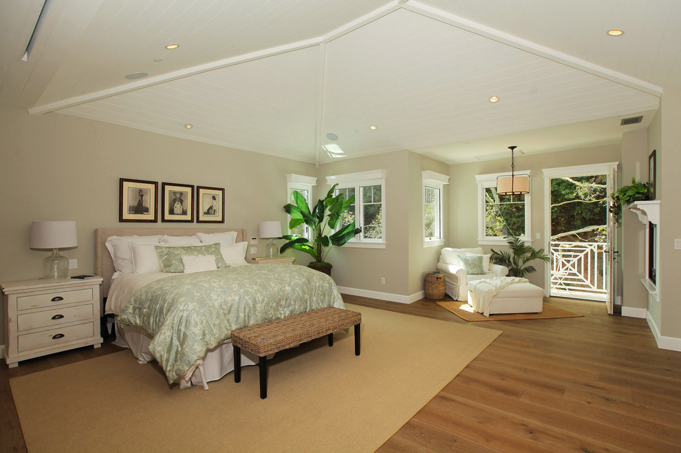 Esempio di una grande camera matrimoniale country con pareti beige, pavimento in legno massello medio e pavimento marrone