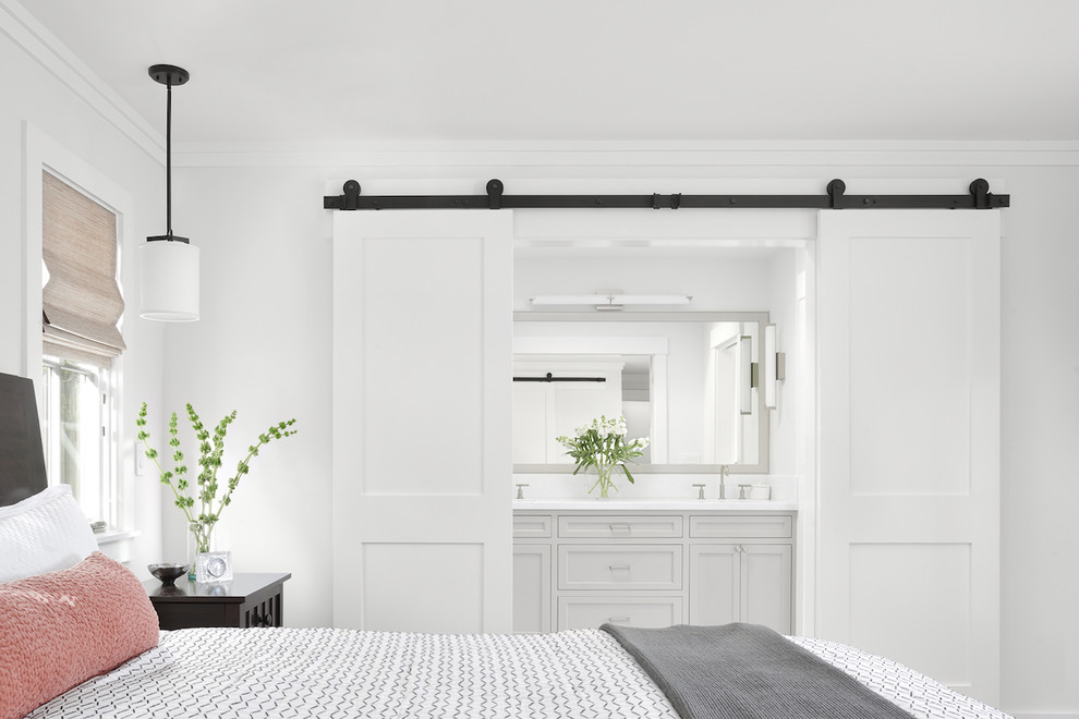 サンフランシスコにある小さなカントリー風のおしゃれな主寝室 (白い壁、大理石の床、白い床) のインテリア