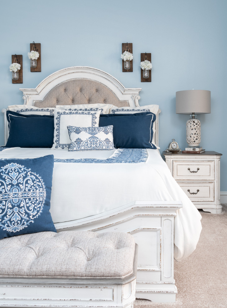 Foto de dormitorio principal campestre de tamaño medio sin chimenea con paredes azules, moqueta y suelo beige