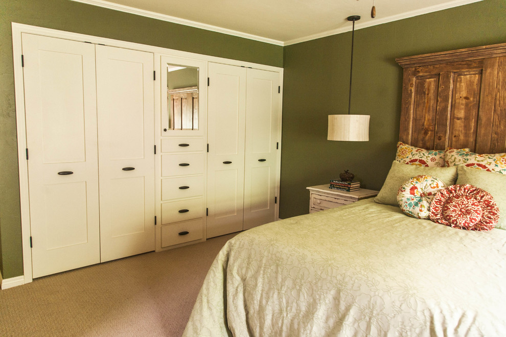 Foto de dormitorio principal campestre pequeño con paredes verdes y moqueta