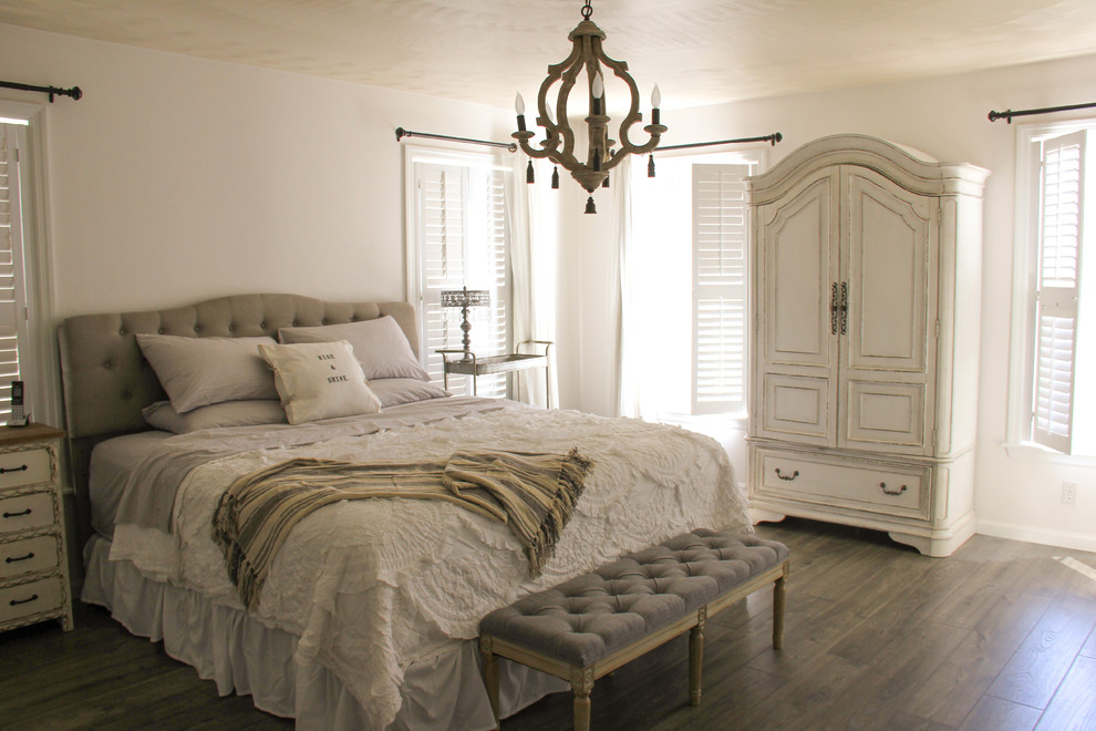 Пример оригинального дизайна: хозяйская спальня среднего размера в стиле кантри с белыми стенами, полом из ламината и серым полом без камина
