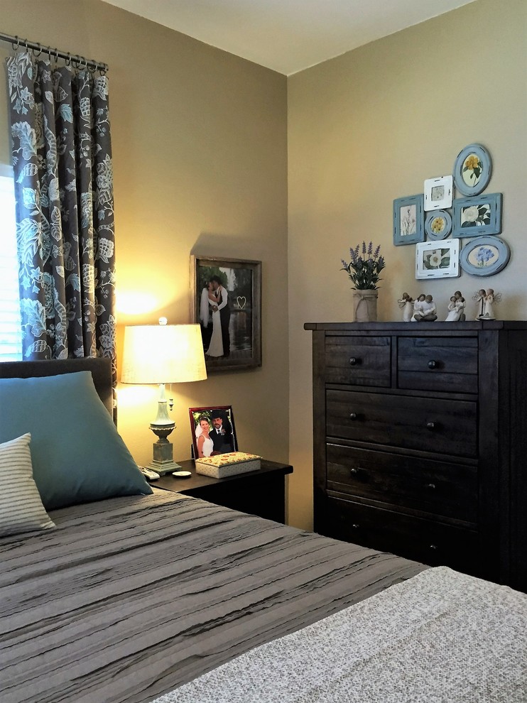 Foto de dormitorio principal campestre de tamaño medio con paredes beige y moqueta