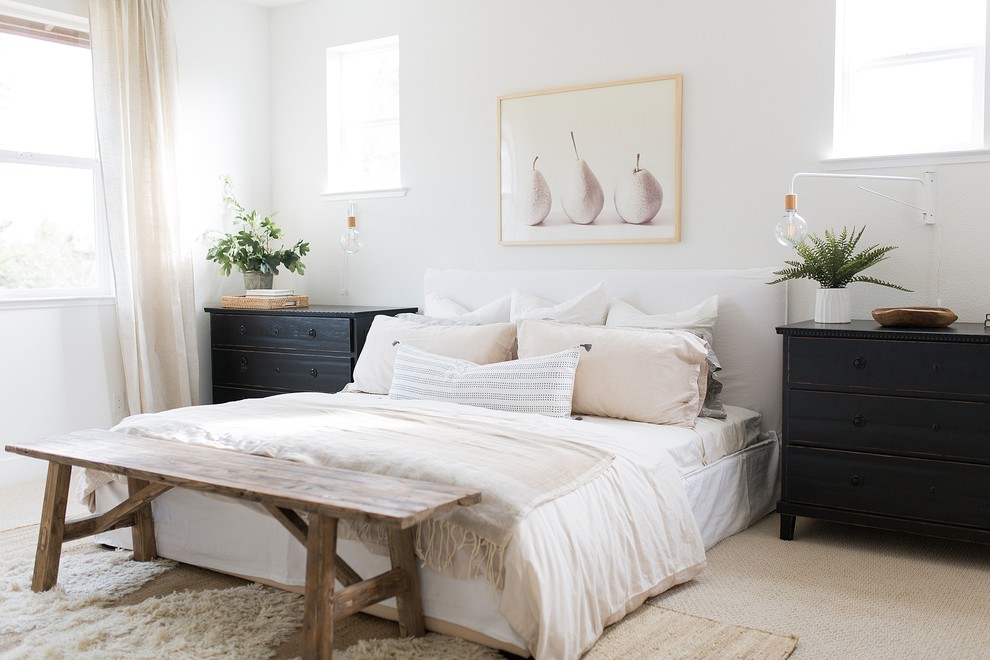 Idée de décoration pour une chambre avec moquette tradition avec un mur blanc et un sol beige.