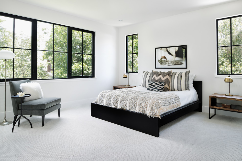 Свежая идея для дизайна: большая хозяйская спальня в стиле кантри с ковровым покрытием, серыми стенами и серым полом без камина - отличное фото интерьера