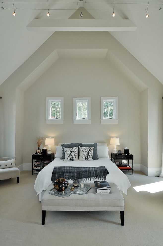 На фото: спальня в стиле кантри с белыми стенами