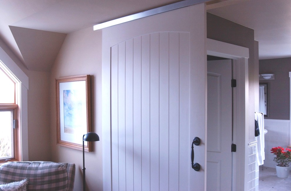 シアトルにある広いカントリー風のおしゃれな主寝室 (ベージュの壁、セラミックタイルの床、暖炉なし、白い床) のレイアウト