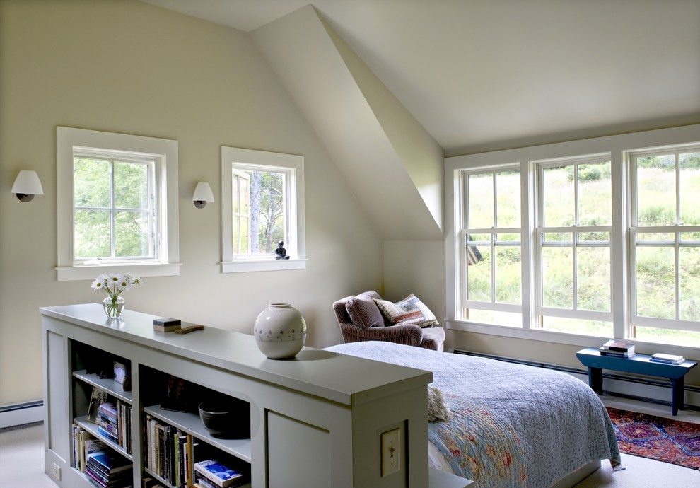 Landhaus Schlafzimmer mit beiger Wandfarbe in Burlington