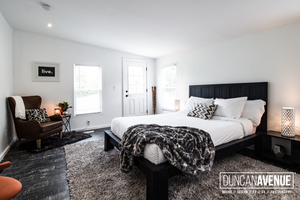 Immagine di una camera matrimoniale minimalista di medie dimensioni con pareti bianche, pavimento in bambù e pavimento grigio