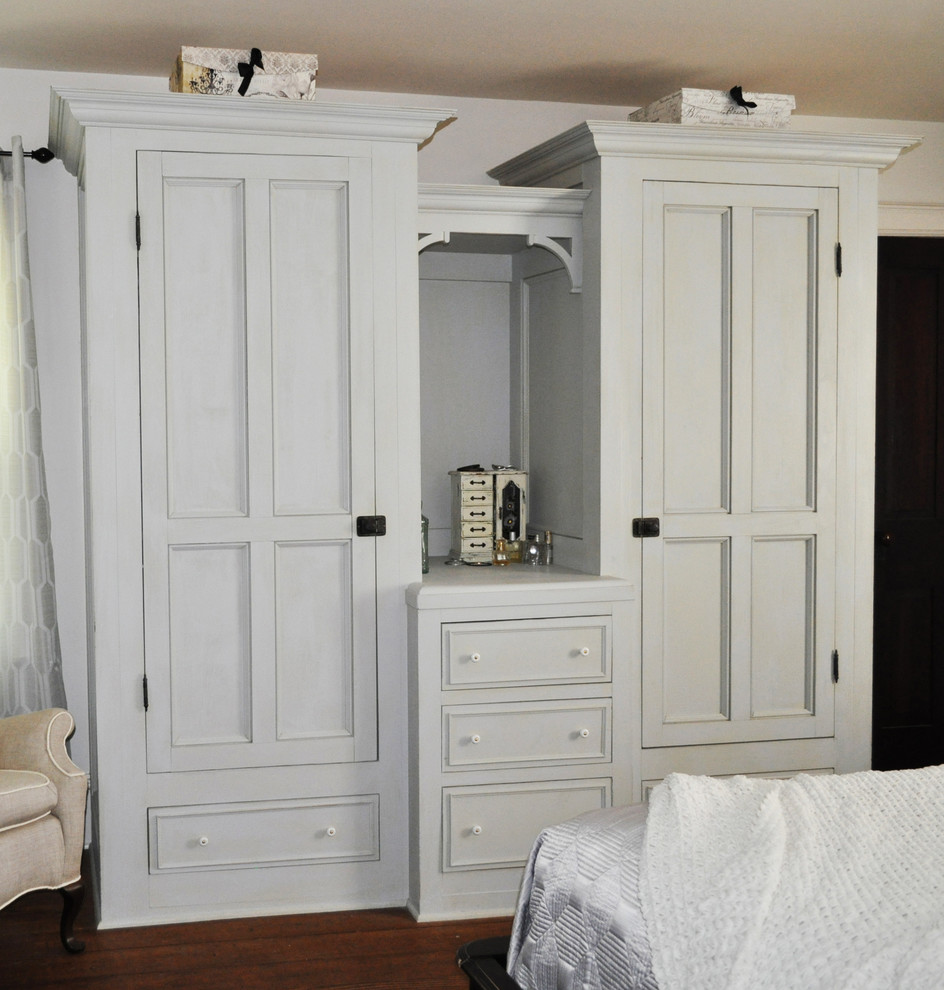 Foto de dormitorio principal de estilo de casa de campo de tamaño medio sin chimenea con paredes blancas y suelo de madera en tonos medios