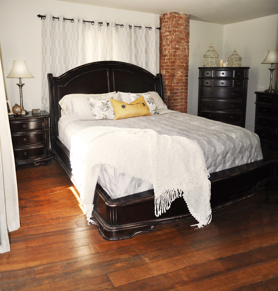 Mittelgroßes Country Hauptschlafzimmer ohne Kamin mit weißer Wandfarbe und braunem Holzboden in Philadelphia
