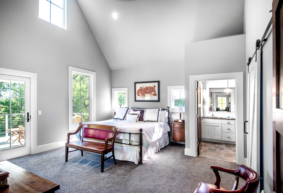 Landhaus Hauptschlafzimmer ohne Kamin mit grauer Wandfarbe und Teppichboden in Sonstige