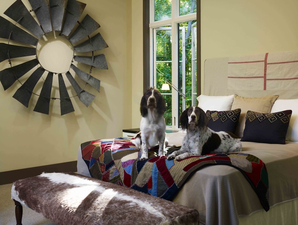Immagine di una camera degli ospiti country con pareti beige e moquette