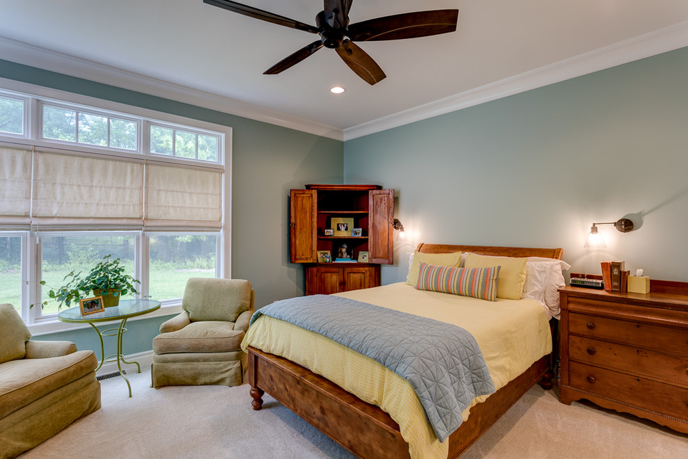 Ejemplo de dormitorio principal de estilo de casa de campo grande con paredes azules, suelo de baldosas de porcelana, todas las chimeneas, marco de chimenea de baldosas y/o azulejos y suelo beige