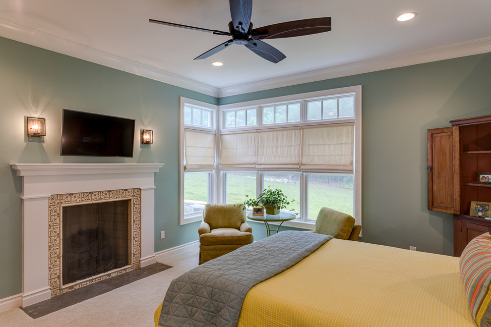 他の地域にある広いカントリー風のおしゃれな主寝室 (青い壁、磁器タイルの床、標準型暖炉、タイルの暖炉まわり、ベージュの床)