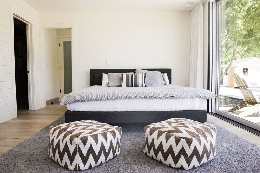 サンフランシスコにある広いカントリー風のおしゃれな主寝室 (白い壁、淡色無垢フローリング、横長型暖炉、白い床)