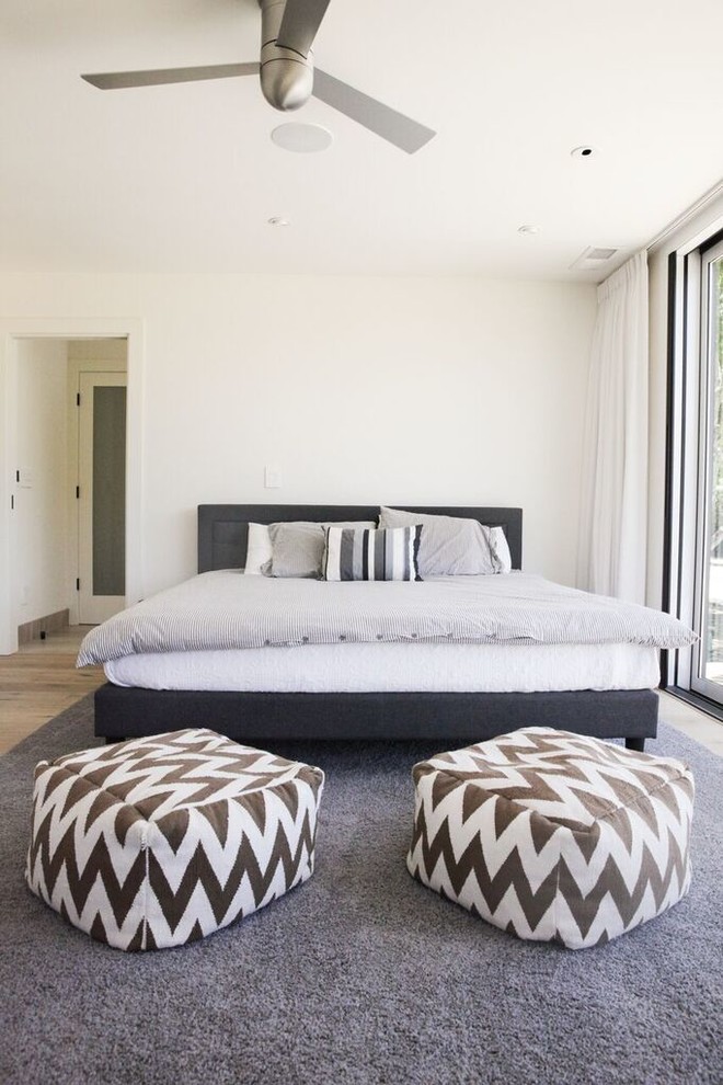 Großes Landhausstil Hauptschlafzimmer mit weißer Wandfarbe, hellem Holzboden, Gaskamin und weißem Boden in San Francisco