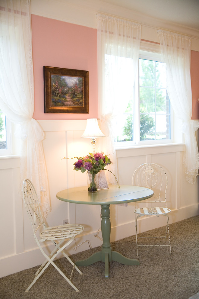 Идея дизайна: большая гостевая спальня (комната для гостей) в стиле кантри с розовыми стенами и ковровым покрытием