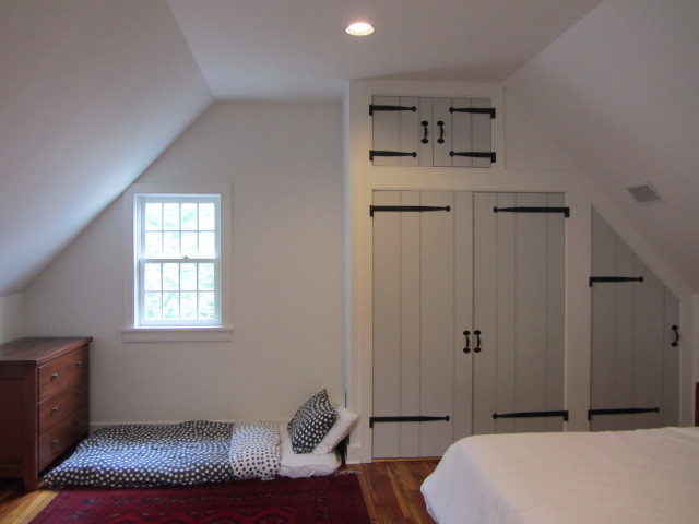 Foto de dormitorio de estilo de casa de campo grande con paredes blancas y suelo de madera en tonos medios