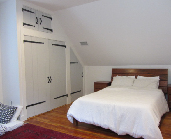 フィラデルフィアにある広いカントリー風のおしゃれな寝室 (白い壁、無垢フローリング) のレイアウト