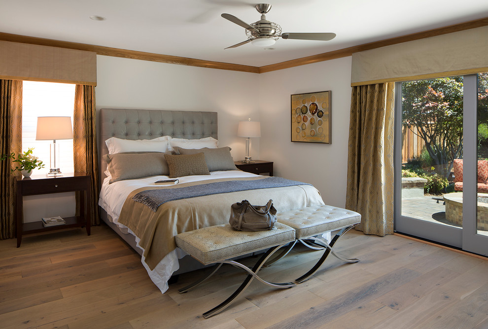 Diseño de dormitorio principal clásico renovado de tamaño medio con paredes blancas y suelo de madera clara